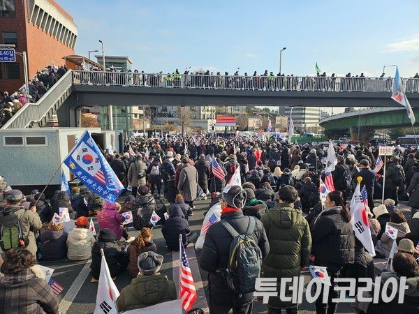 ▲ 고위공직자범죄수사처(공수처)가 윤석열 대통령 체포영장 집행을 시도한 3일 서울 용산구 관저 인근에 경찰과 윤석열 지지자들이 모여있다. 사진=투데이코리아