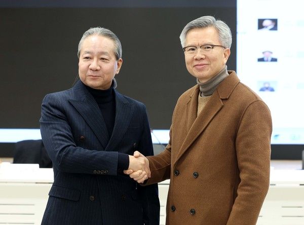 ▲ 4일 서울 용산구 대한의사협회에서 열린 제43대 대한의사협회 회장 선출을 위한 선거 개표에서 1위를 차지한 김택우(오른쪽) 후보와 2위를 차지한 주수호 후보가 서로 악수를 하고 있다. 사진=뉴시스