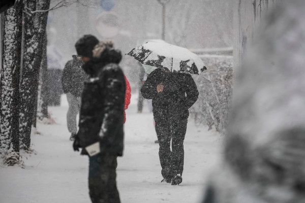 ▲ 소한인 5일 서울 용산구 한남동에서 시민들이 눈을 맞으며 이동하고 있다. 사진=뉴시스