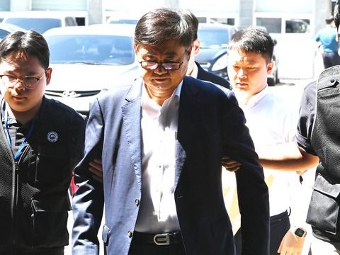 ▲ 공장 화재로 23명의 사망자가 발생한 화성 리튬전지 제조업체 아리셀 박순관 대표와 박중언 아리셀 총괄본부장(오른쪽 두번째)이 지난해 8월 경기도 수원지방법원에서 열린 구속 전 피의자 심문(영장실질심사)을 마친 후 대기장소인 수원남부경찰서로 들어서고 있다. 사진=뉴시스