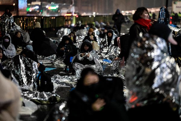 ▲ 윤석열 대통령의 체포영장 유효기간 마지막 날인 6일 서울 용산구 대통령 관저 인근에서 열린 윤석열 체포 구속 긴급행동 집회 참가자들이 은박 비닐을 덮은 채 대기하고 있다. 사진=뉴시스
