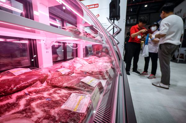 ▲ 지난 6월 13일 서울 강남구 세텍에서 열린 2024 미트엑스포를 찾은 시민들이 육류 제품을 살펴보고 있다. 사진=뉴시스