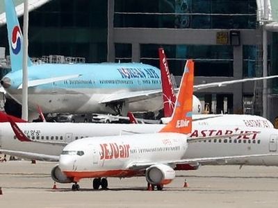 ▲ 14일 오전 인천국제공항 여객터미널에 제주항공 비행기와 이스타항공 비행기가 멈춰 서 있다. 사진출처=뉴시스