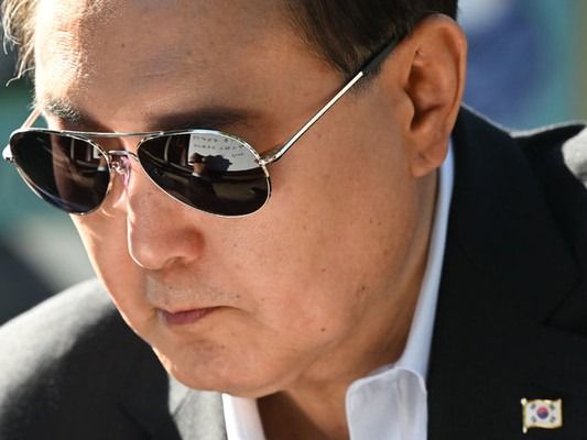 ▲ 윤석열 대통령이 1일 경기도 연천군 육군 제25사단 상승전망대를 찾아 방명록을 작성하고 있다. 사진=뉴시스