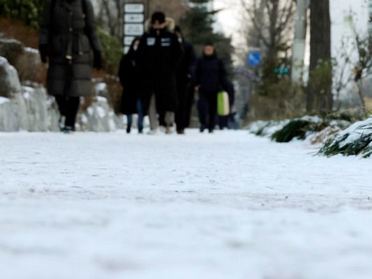 ▲ 서울 강변역 인근에서 시민들이 출근하고 있다. 사진=뉴시스