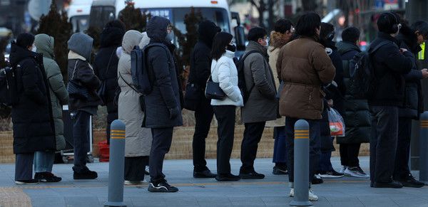 ▲ 올겨울 들어 가장 추운 날씨를 보인 9일 오전 서울 종로구 광화문 네거리에서 두꺼운 옷을 입은 시민들이 신호를 기다리고 있다.