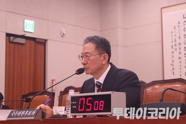 ▲ 정성호 법무부 장관이 지난 7월 16일 서울 여의도 국회 법제사법위원회에서 열린 인사청문회에서 의원 질의에 답하고 있다. 사진=투데이코리아