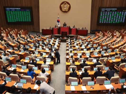 ▲ 24일 오전 서울 여의도 국회에서 열린 제428회 국회(임시회) 제2차 본회의에서 노동조합 및 노동관계조정법 일부개정법률안(대안)이 더불어민주당 주도로 통과되고 있다. 사진=뉴시스