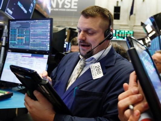 ▲ 뉴욕증권거래소에서 한 트레이더가 증시 관련 정보를 확인하고 있다. 사진=AP/뉴시스