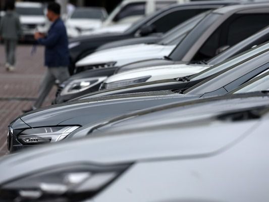 ▲ 경기 성남시 모란시장 주차장에 자동차들이 주차돼 있다. 사진=뉴시스