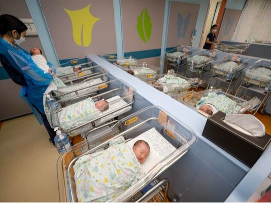 ▲ 25일 경기 고양시 CHA의과학대학교 일산차병원 신생아실에서 간호사가 신생아들을 돌보고 있다. 통계청이 발표한 '2025년 7월 인구동향'에 따르면 지난 7월 출생아 수는 2만1803명으로, 1년 전보다 1223명(5.9%) 증가했다. 출생아 수는 같은 달 기준 2021년 2만2364명 이후 4년 만에 가장 규모다. 출생아 수는 13개월째 증가세를 기록하고 있다. 혼인 건수는 2만394건으로 전년보다 1583건(8.4%) 늘며 16개월째 증가세를 보였다. 사진=뉴시스