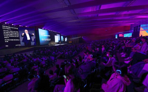 ▲ 지난 5월 서울 강남구 코엑스에서 열린 'AWS 서밋 서울 2025(AWS Summit Seoul 2025)'에 관련 업계 참석자들이 강연을 듣고 있다. 사진=뉴시스