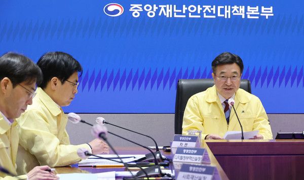 ▲ 윤호중 중앙재난안전대책본부장(행정안전부 장관)이 13일 오전 서울 종로구 정부서울청사 서울상황센터에서 열린 국가정보자원관리원(국정자원) 행정정보시스템 화재 관련 중앙재난안전대책본부(중대본) 회의에 참석해 발언하고 있다. 사진=뉴시스