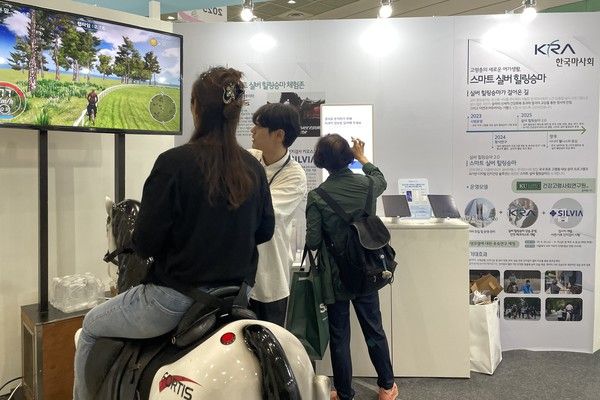 ▲ ‘스마트라이프위크(SLW) 2025’ 박람회에서 관람객들이 ‘건국 원헬스 스마트시티’ 특별 전시관에서 힐링승마 프로그램을 체험하고 있다. 사진=한국마사회