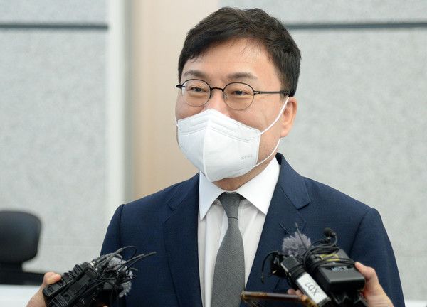 ▲ 이상직 의원이 3일 전북 전주시 전주지방법원에서 열린 속행 공판에 출석하기 앞서 질의에 답변하고 있다. 사진=뉴시스