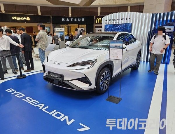 ▲ BYD의 씨라이언7이 여의도 IFC몰 테크 라운지 팝업 이벤트 행사장에 전시되어 있다. 사진=투데이코리아