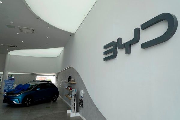 ▲ 지난 3월7일 브라질 바히아주 카마사리의 중국 전기차 대기업 BYD 대리점에 BYD 차량이 전시돼 있다. 사진=뉴시스