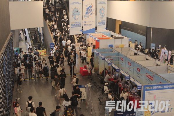 ▲ 중앙대학교에서 열린 취업박람회에 대학생들이 취업 상담을 받고 있다. 사진=투데이코리아