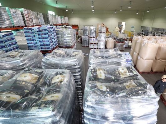 ▲ 세계식량의날인 16일 오후 인천 강화군농협미곡처리장 창고에 정미한 쌀포대가 쌓여 있다. 2023.10.16. 사진=뉴시스