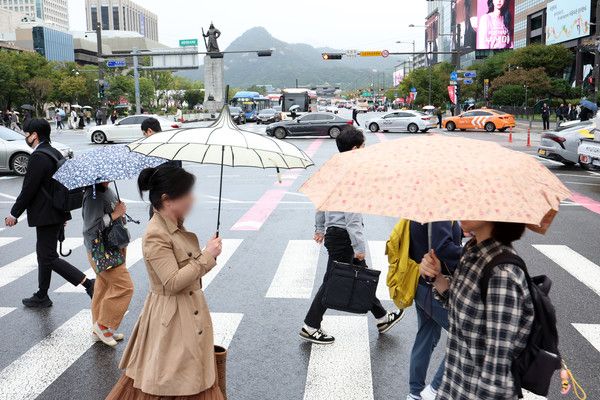 ▲ 서울 종로구 세종대로 사거리에서 우산을 든 시민들이 이동하고 있다. 사진=뉴시스
