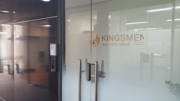 ▲ 17일 오후 서울 강남구 테헤란로의 한 빌딩 16층에 마련된 ‘킹스맨 부동산 그룹’(KINGSMEN REAL ESTATE GROUP)의 사무실이 닫혀있다. 사진=뉴시스