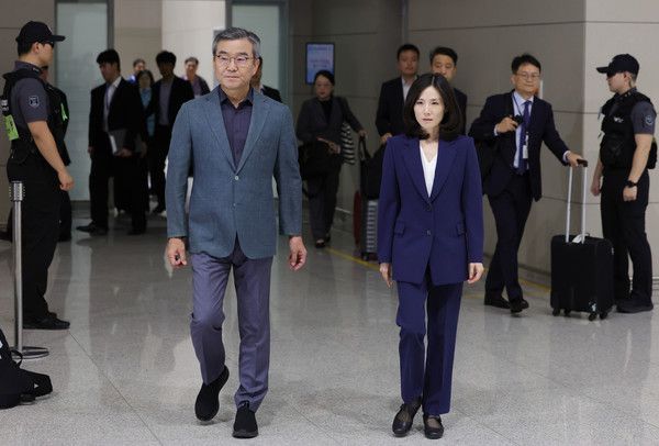 ▲ 정부합동대응팀 단장인 김진아 외교부 2차관과 박성주 경찰청 국가수사본부장 등 15일 오후 인천국제공항 제2터미널에서 한국인 대상 취업사기·납치·감금 범죄가 빈번하게 발생하고 있는 캄보디아로 출국하고 있다. 사진=뉴시스