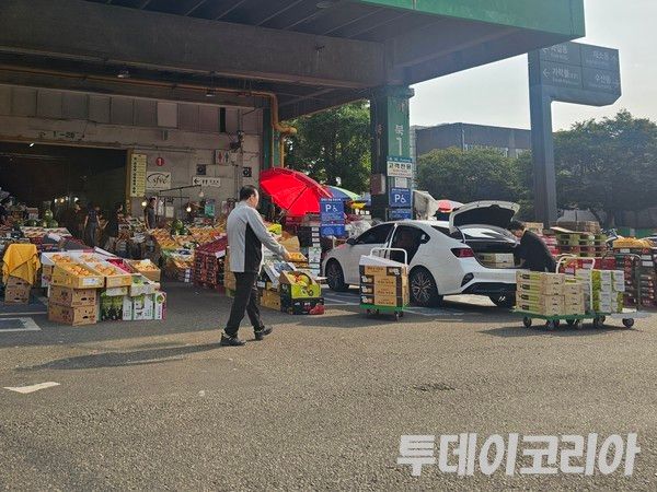 ▲ 추석 연휴를 앞둔&nbsp; 1일 서울 가락시장 청과물 구역에서 성수품을 구입한 뒤 차량에 싣는 모습. 사진=투데이코리아