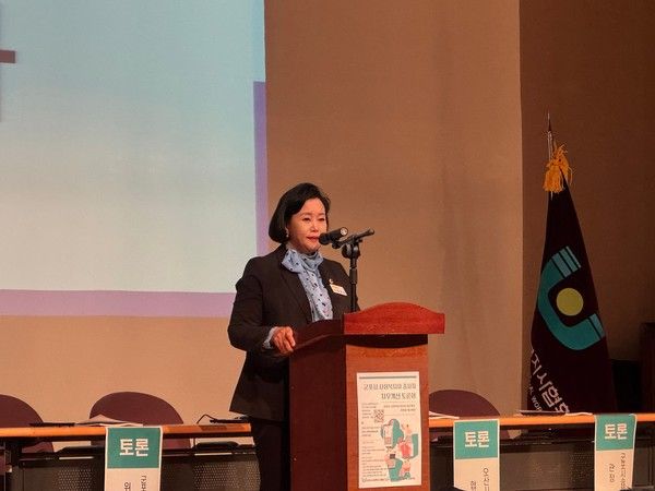 ▲&nbsp;정윤경 경기도의회 부의장이 사회복지 종사자 처우개선 토론회에 참석해 현장의 목소리에 귀 기울이고, 지속가능한 복지체계 구축을 위한 정책을 마련하겠다고 밝혔다. 사진=경기도의회