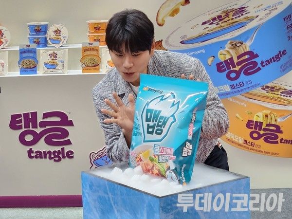 ▲ 배우 이이경이 지난 4월 서울 코엑스에서 열린 ‘2025 대한민국 라면박람회’에서 ‘맵탱 쿨스파이시 비빔면 김치맛’을 홍보하고 있다. 사진=투데이코리아