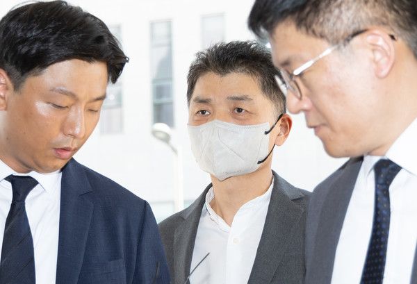 ▲ SM 엔터테인먼트 인수 과정에서 시세조종을 지시·공모한 혐의로 재판에 넘겨진 카카오 창업자 김범수(가운데) 미래이니셔티브센터장이 29일 오후 서울 양천구 서울남부지방법원에서 열린 결심공판에 출석하고 있다. 2025.08.29. 사진=뉴시스