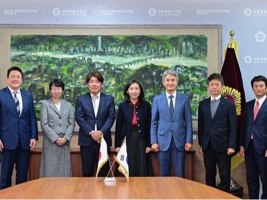 ▲ 도쿄도의회 방문단과 기념 촬영하는 최호정 서울시의회 의장(가운데). 사진=서울시의회