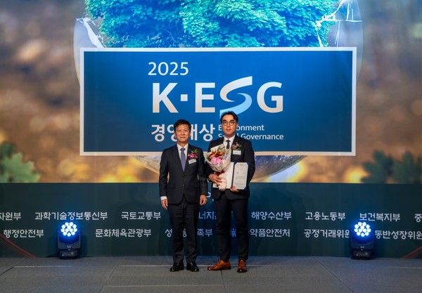▲ 오준오 보람그룹 대표이사(오른쪽)가 K-ESG 경영대상 시상식에서 사회ESG부문 대상을 수상하고 기념촬영을 하고 있다. 사진=보람그룹