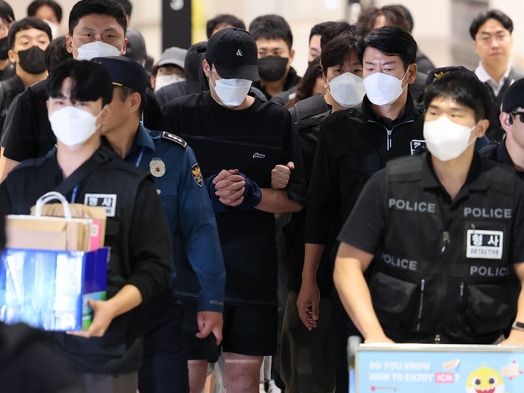 ▲ 캄보디아 당국의 범죄단지 단속으로 적발돼 구금됐던 한국인들이 18일 오전 인천국제공항 2터미널을 통해 송환되고 있다. 사진=뉴시스