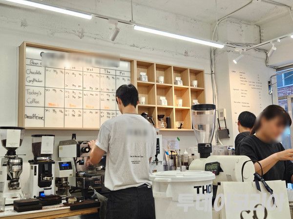 ▲ 서울 강남구의 한 카페에서 근로자들이 일을 하고 있다. 사진=이기봉 기자