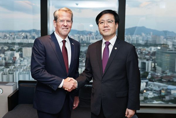 ▲ 여한구 산업통상부 통상교섭본부장이 지난 23일 오후 서울 용산구 그랜드 하얏트호텔에서 브라이언 켐프(Brian P. Kemp) 미국 조지아주 주지사와 면담 전 기념촬영을 하고 있다. 사진=산업통상부