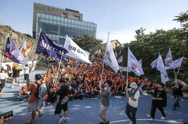 ▲ 민주노총 화학섬유식품노조 넥슨지회 네오플분회 소속 네오플 본사 직원들이 지난 6월 25일 오후 제주시 노형동 네오플 사옥 내 농구장에서 고강도 노동과 성과급 문제를 거론하며 파업 결의대회를 열고 있다. 사진=뉴시스