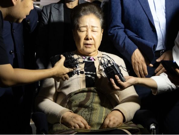 ▲ 한학자 통일교 총재가 17일 오후 서울 종로구 KT광화문빌딩 웨스트에 마련된 김건희 특검 사무실에서 피의자 신분으로 조사를 마친 뒤 귀가하고 있다. 사진=뉴시스