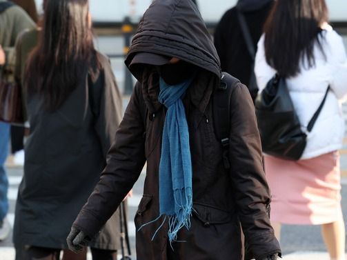 ▲ 서울 종로구 광화문네거리에서 두꺼운 외투를 입은 시민이 발걸음을 재촉하고 있다. 사진=뉴시스