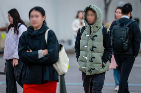 ▲ 추운 날씨가 이어진 28일 서울 종로구 광화문네거리에서 두꺼운 옷차림을 한 시민들이 이동하고 있다. 사진=뉴시스