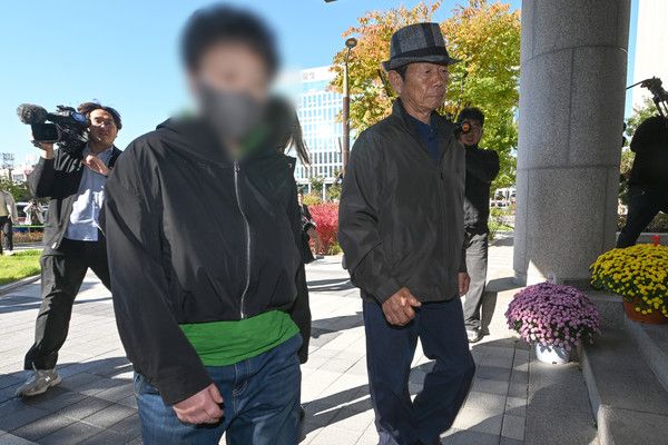 ▲ 2009년 ‘청산가리 막걸리 살인 사건’으로 중형을 선고받았던 백모(오른쪽)씨와 딸(41)이 28일 광주 동구 광주지법에서 열리는 재심 선고 공판에 참여하기 위해 이동하고 있다. 사진=뉴시스