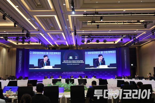 ▲ 지난 21일 구윤철 부총리 겸 기획재정부 장관이 인천 영종도 인스파이어 리조트에서 개막한 아시아태평양경제협력체(APEC) 재무·구조개혁장관회의에서 개회사를 하고 있다. 사진=진민석 기자
