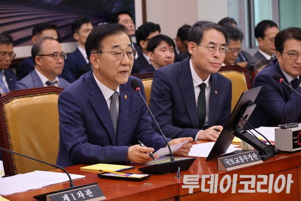 ▲ 김윤덕 국토교통부 장관이 지난 13일 서울 여의도 국회에서 열린 국토교통부 등에 대한 국토교통위원회 국정감사에 자리하고 있다. 사진=투데이코리아