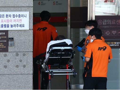 ▲ 응급실 진료 대란이 연일 이어지는 가운데 서울 시내의 한 대형병원 권역응급의료센터로 환자가 들어가고 있다. 사진=뉴시스