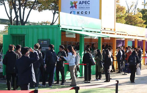 ▲ APEC CEO 서밋 코리아 2025가 개막한 28일 오후 경북 경주시 경주예술의전당에서 참가자들이 등록을 하고 있다. 사진=뉴시스