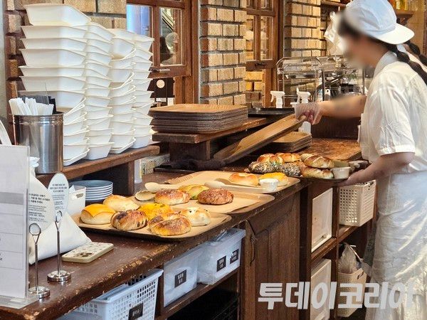 ▲ 서울 시내 한 런던베이글뮤지엄 내에서 한 근무자가 트레이를 정리하고 있다. 기사 내용과는 무관한 자료 사진. 사진=투데이코리아