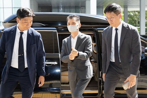 ▲ SM 엔터테인먼트 인수 과정에서 시세조종을 지시·공모한 혐의로 재판에 넘겨진 카카오 창업자 김범수(가운데) 미래이니셔티브센터장이 29일 오후 서울 양천구 서울남부지방법원에서 열린 결심공판에 출석하고 있다. 2025.08.29. 사진=뉴시스