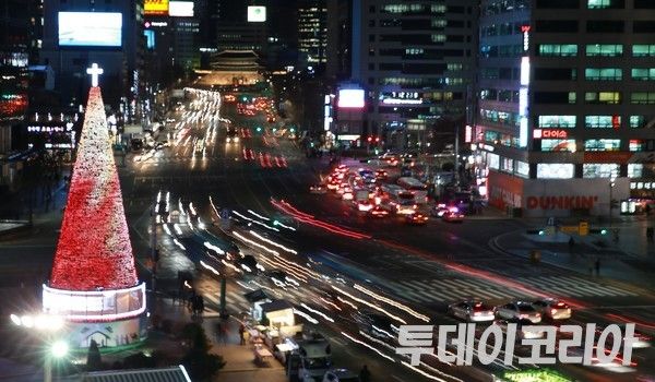 ▲ 서울 도심에 차가 지나가고 있다. 사진=투데이코리아