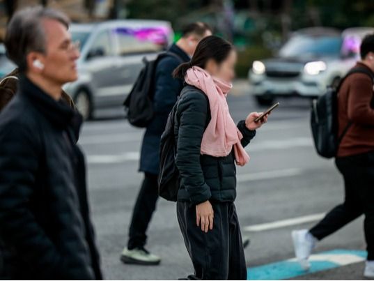 ▲ 서울 종로구 광화문네거리에서 두꺼운 옷차림을 한 시민들이 이동하고 있다. 사진=뉴시스