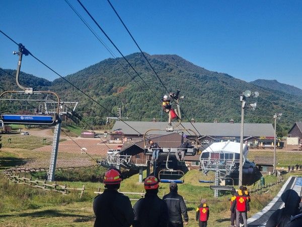 ▲ 부영그룹 무주덕유산리조트가 28일 무주소방서와 함께 리프트 긴급 구조 훈련을 진행했다. 사진=부영그룹 무주덕유산리조트