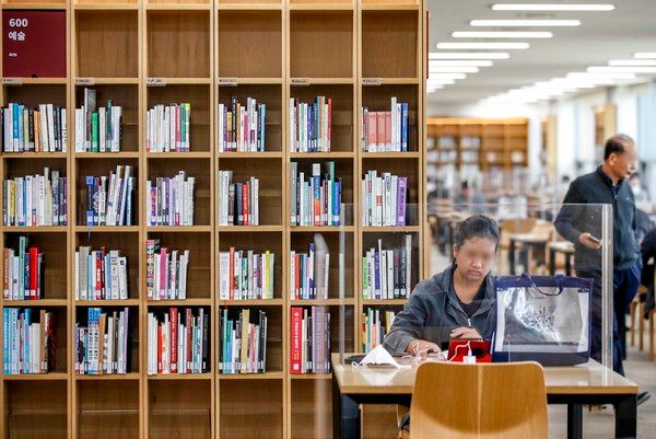 ▲ 서울 서초구 국립중앙도서관을 찾은 시민들이 자료실을 이용하고 있다. 사진=투데이코리아